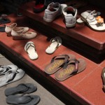 Schuhe werden vor dem Besuch der Tempel ausgezogen