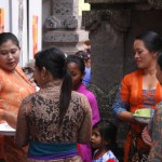 Frauen in Ubud bei der Vorbereitung für eine Tempelzeremonie