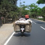 Auch einfache Motorräder können auf Bali schwere Lasten transportieren