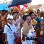 Eine balinesische Hochzeit zieht durch das Dorf...