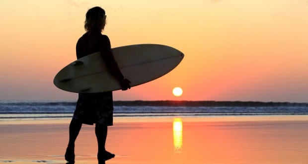 Surfer am Strand von Bali (Kuta) zum Sonnenuntergang